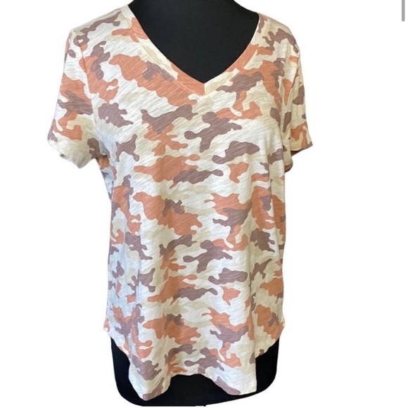 Old Navy Tops - NWT Old Navy EveryWear Printed V-Neck T-Shirt